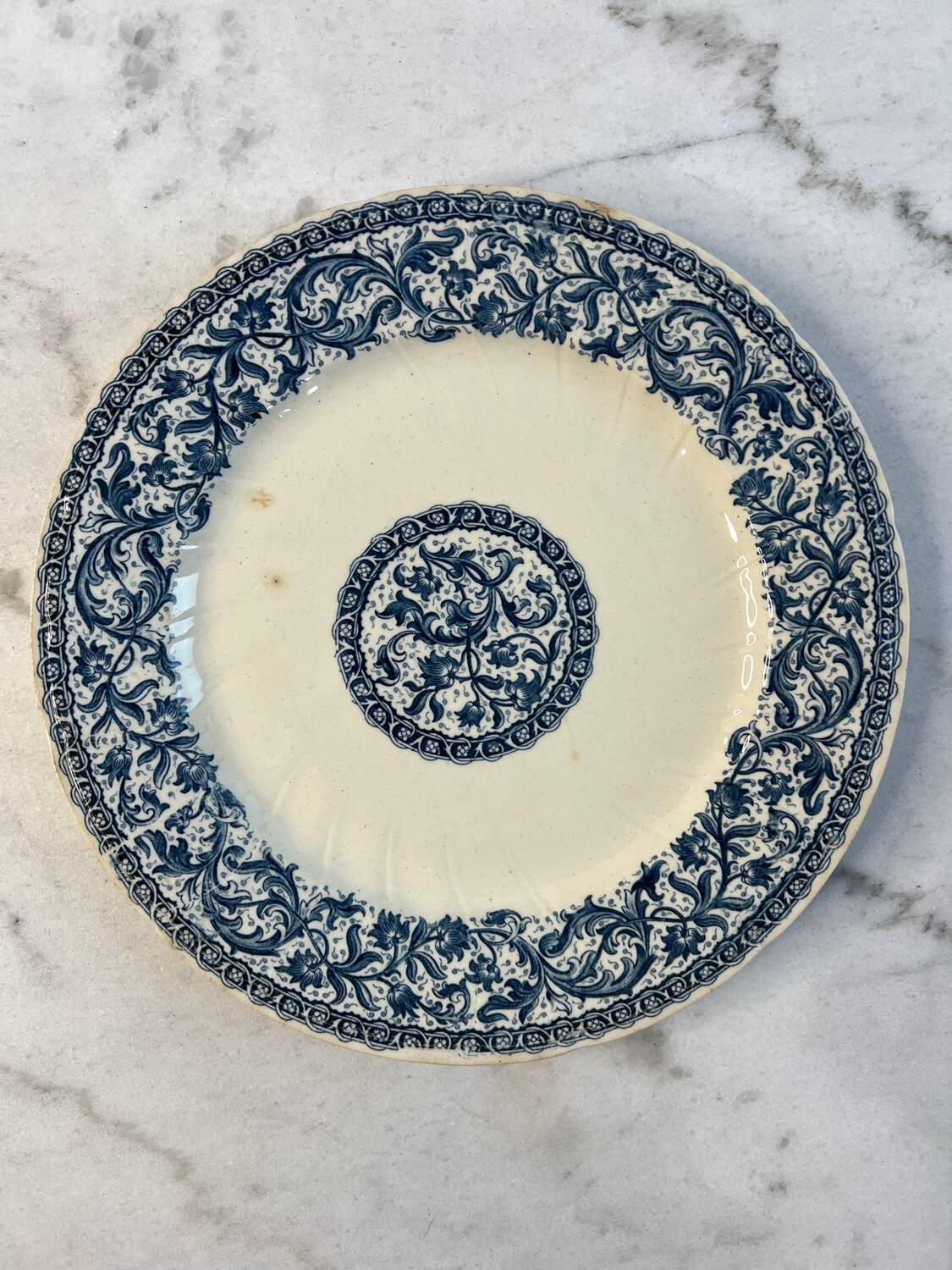 Flat plate made of ironstone from Gien, "Garlands" decoration, 1937.
