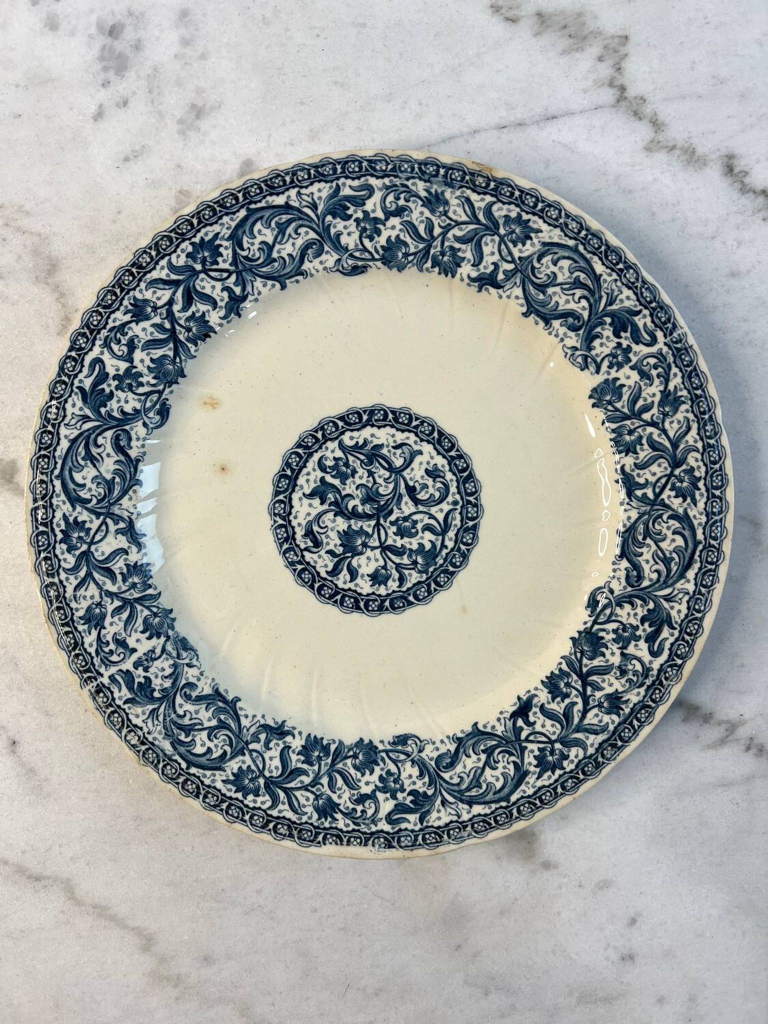 Flat plate made of ironstone from Gien, "Garlands" decoration, 1937.