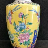 Vase en porcelaine et émaux flore et oiseaux sur fond jaune XIXe China