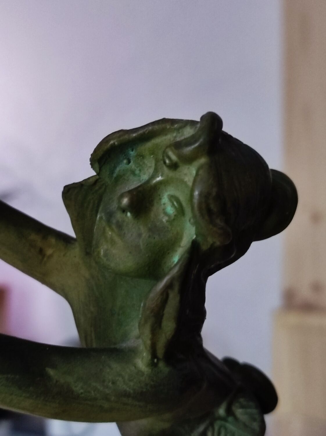 Women's statuette lamp