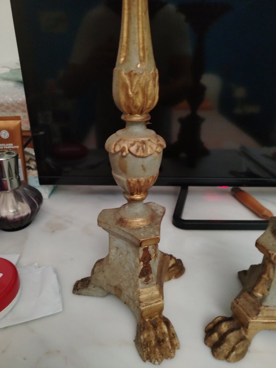 Pair of antique candlesticks in carved wood with acanthus leaf decoration