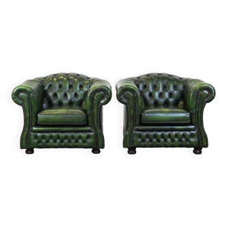 Ensemble de deux fauteuils Chesterfield en véritable cuir de vachette vert anglais en bon état