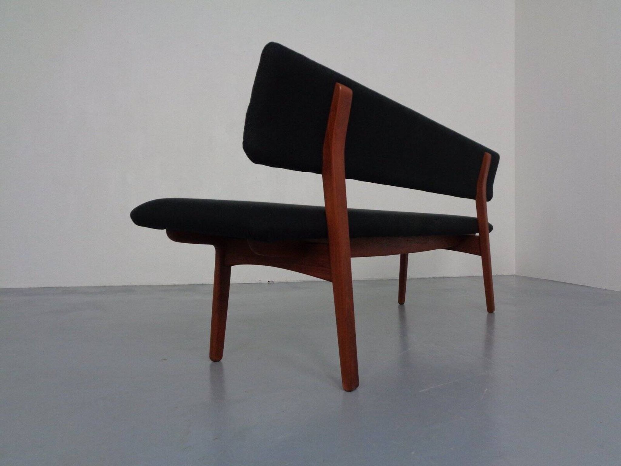 Large teak bench by Aksel Bender Madsen & Ejnar Larsen for Næstved Møbler, Denmark, 1950s.