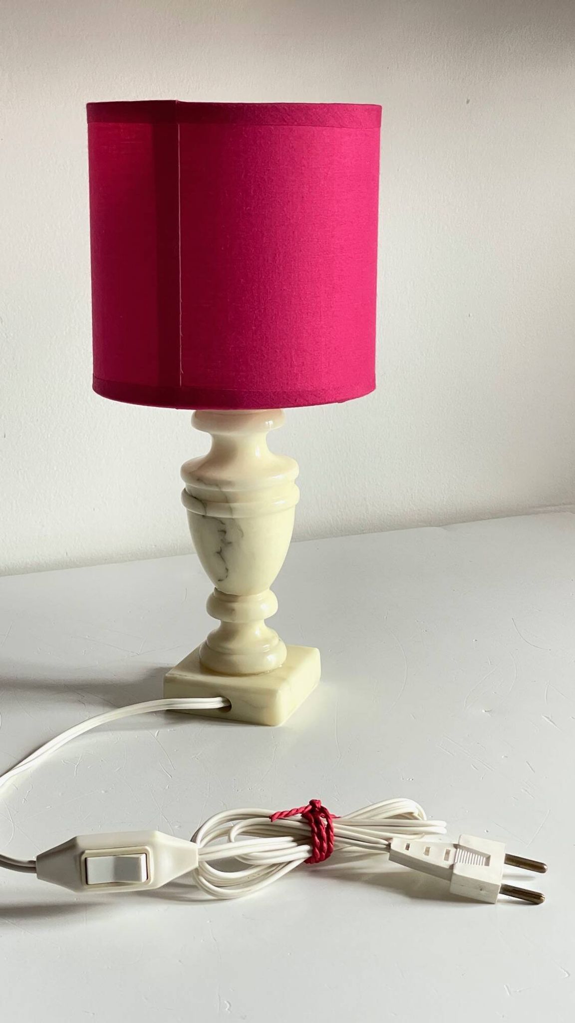 Lampe marbre et tissu fuchsia vintage