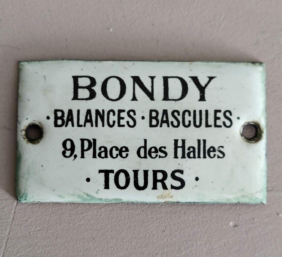 Enameled plaque seller scales