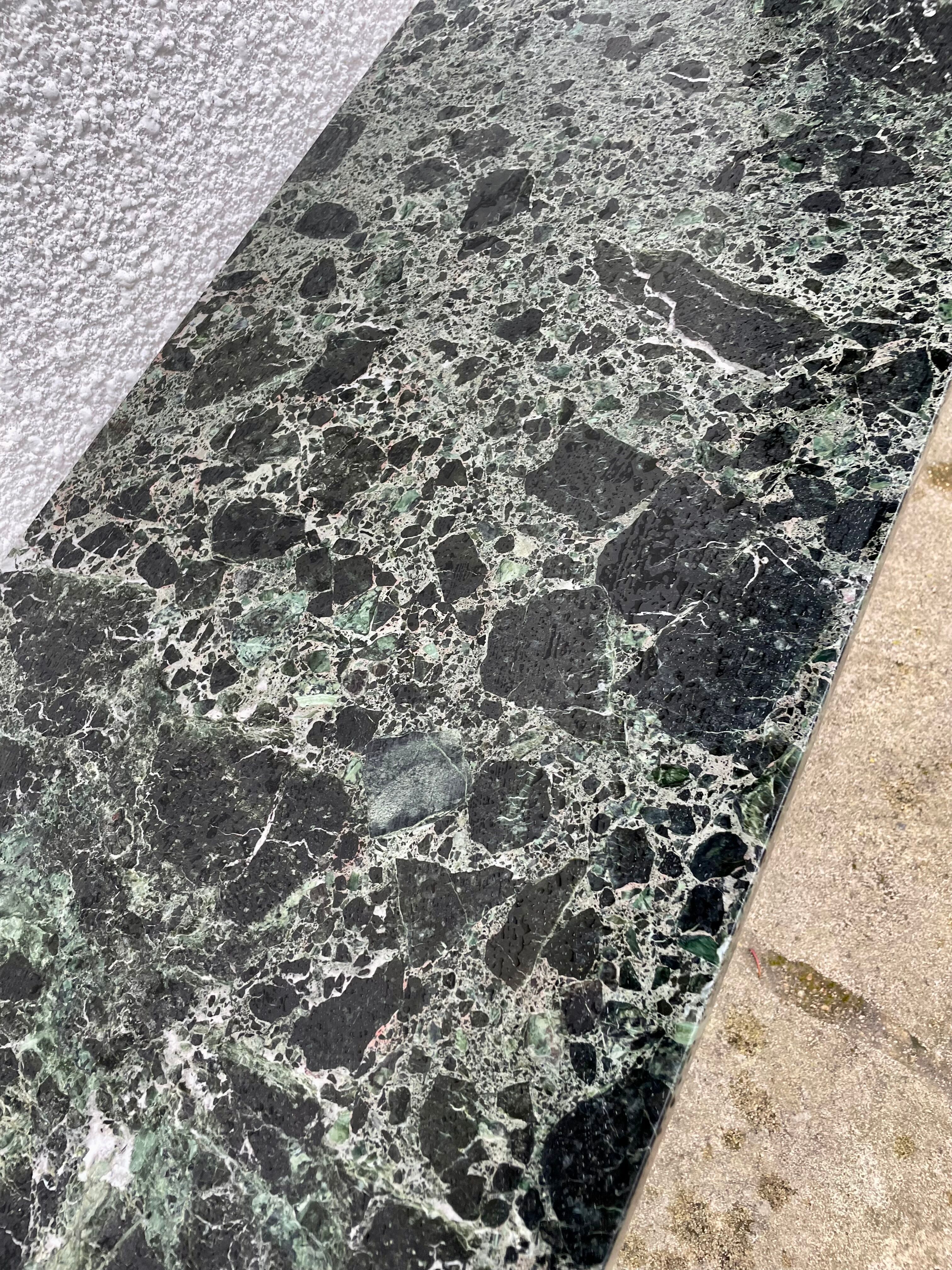 Table basse en fer forgé et marbre vert des Alpes