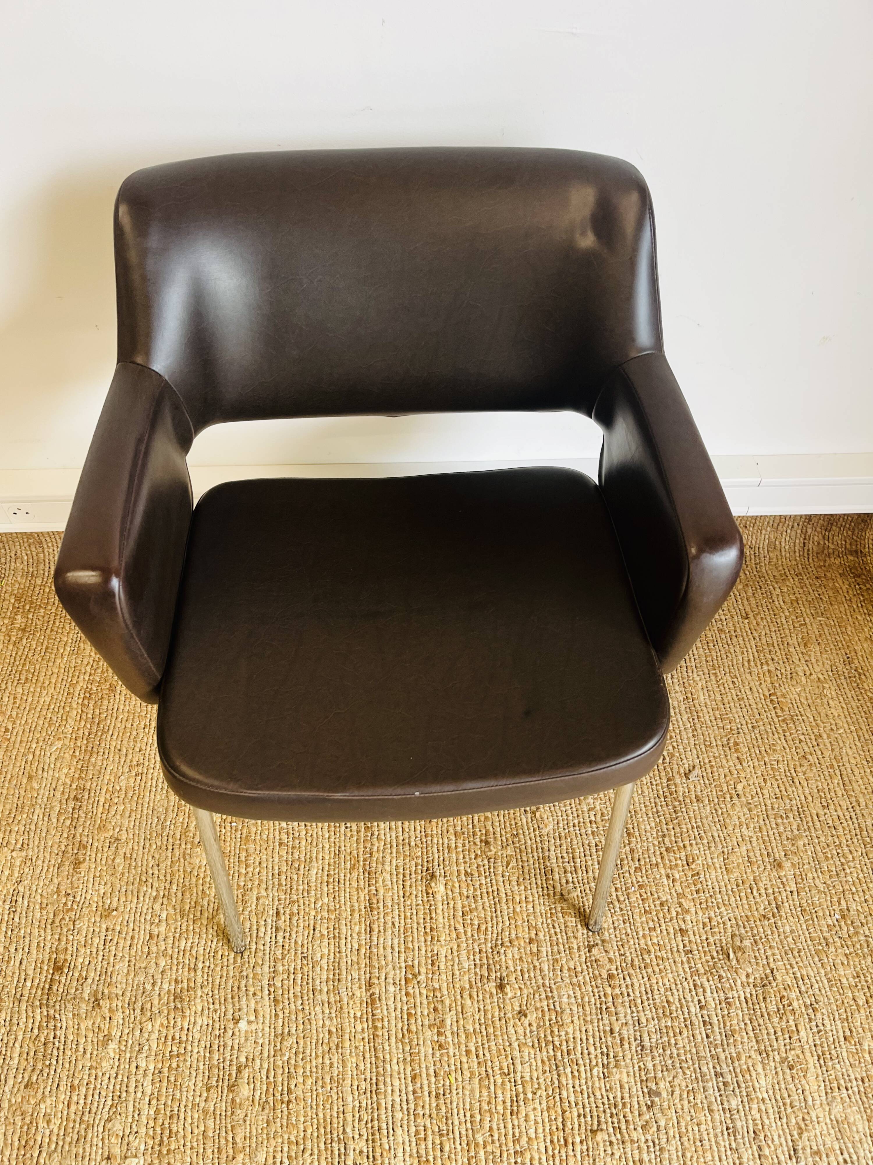 Fauteuil vintage en skaï marron et métal chromé signé Lapierre C.
