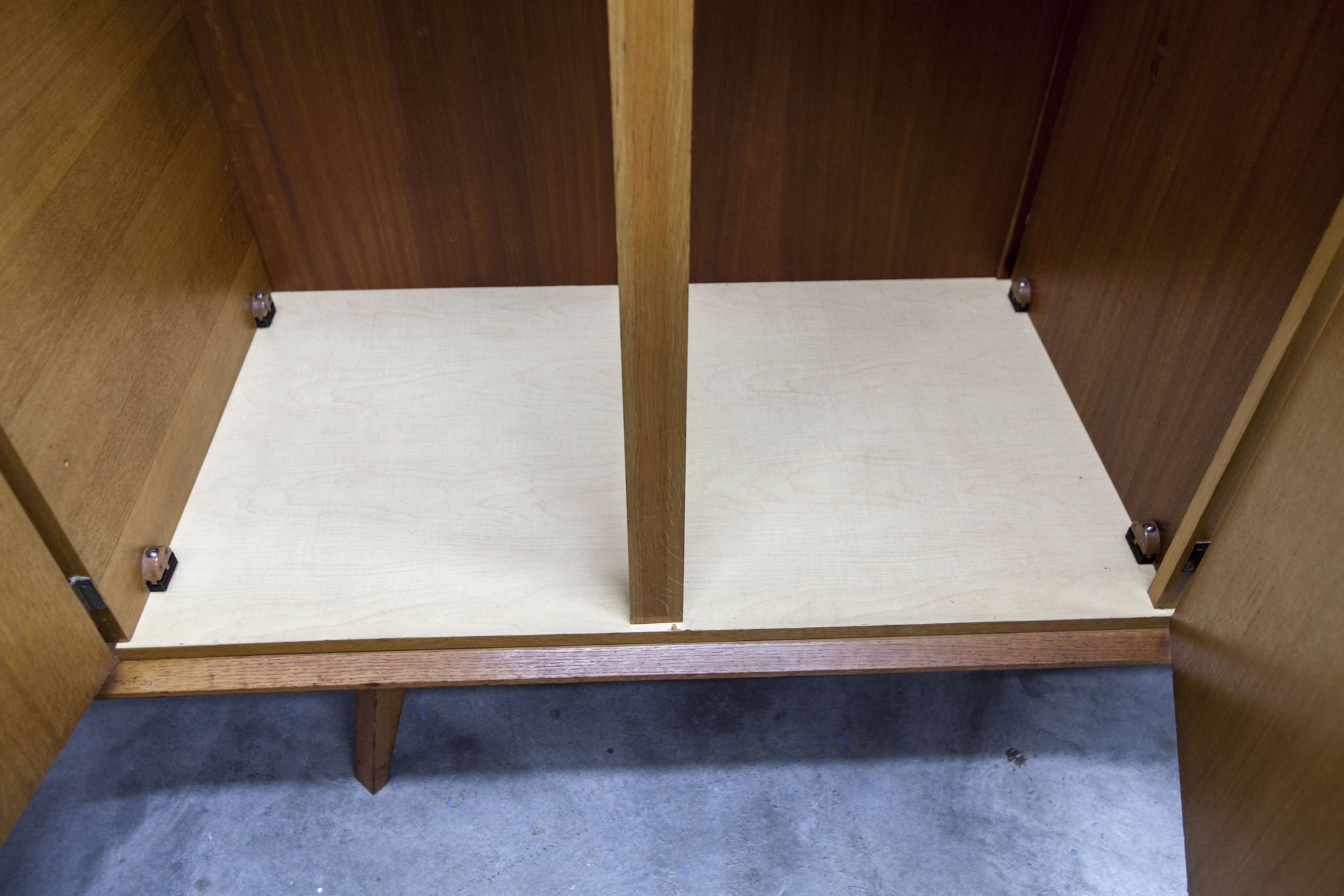 French wardrobe with tapered legs, 3 doors, 1 mirror, 27*130 and 1 t.