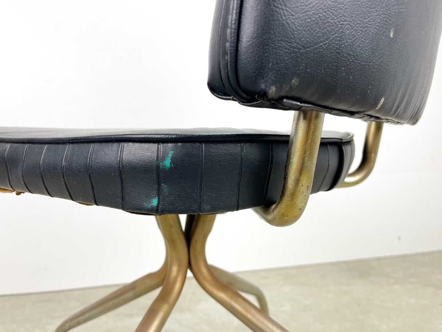 Retro office chair | swivel vintage black chair