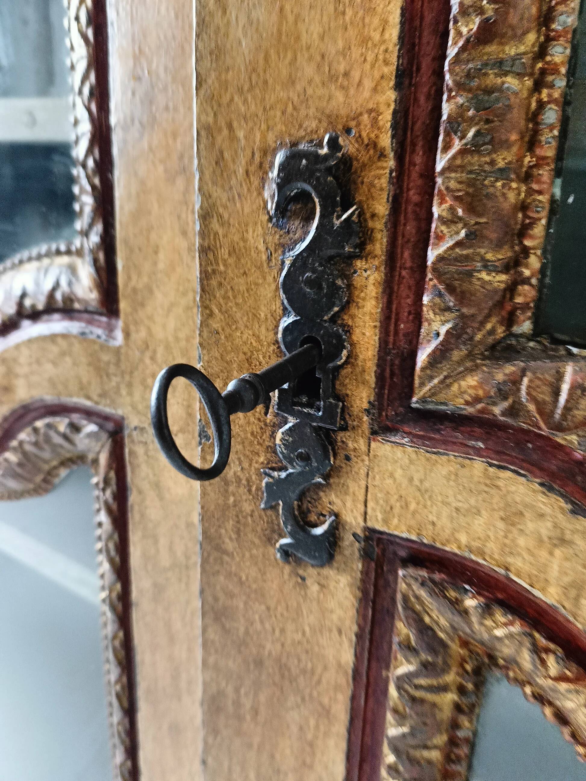 Vitrine française ancienne peinte