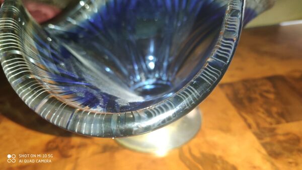 Coupe à fruit  en cristal bicolore avec un travail à la roue sur pied douche métal argenté vers 1930