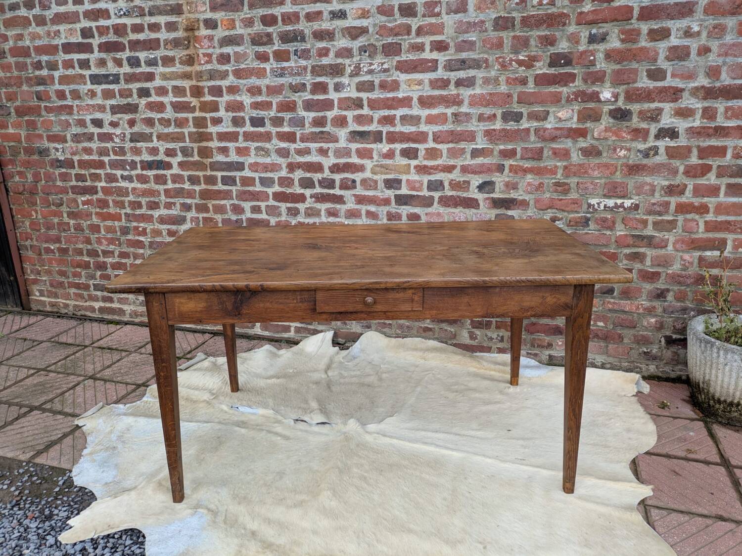 Desk table