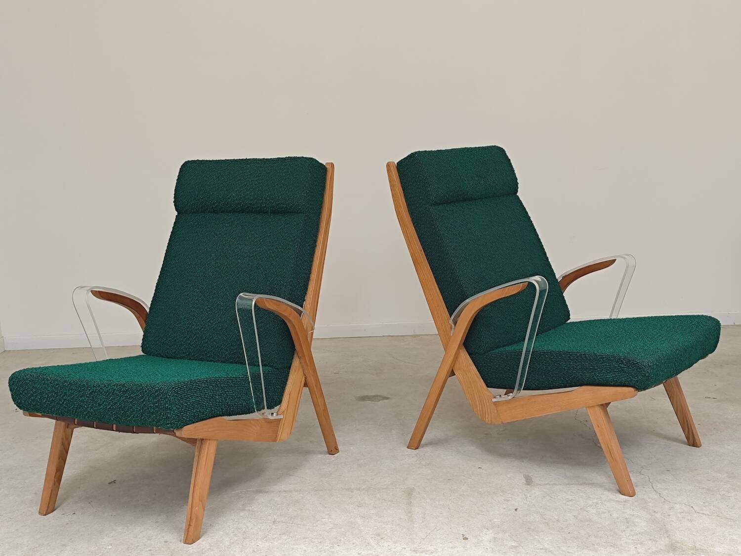 Paire de fauteuils ULUV bois et tissu vert bouclette