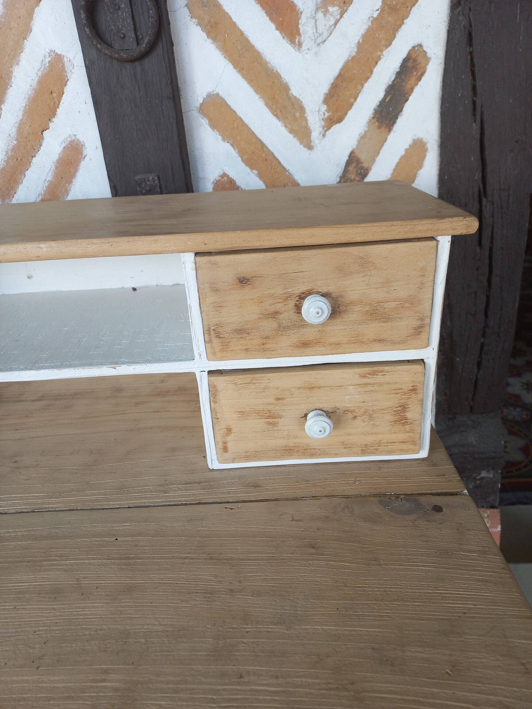 Bureau à tiroirs patiné blanc