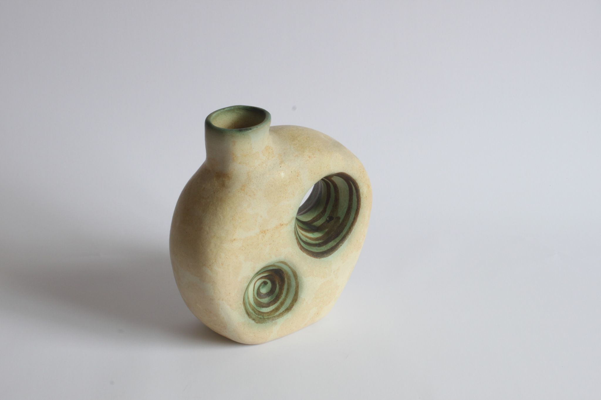 Vase en céramique de l’ère spatiale avec ouvertures par Nikos Dazelidis, Athènes, années 1960
