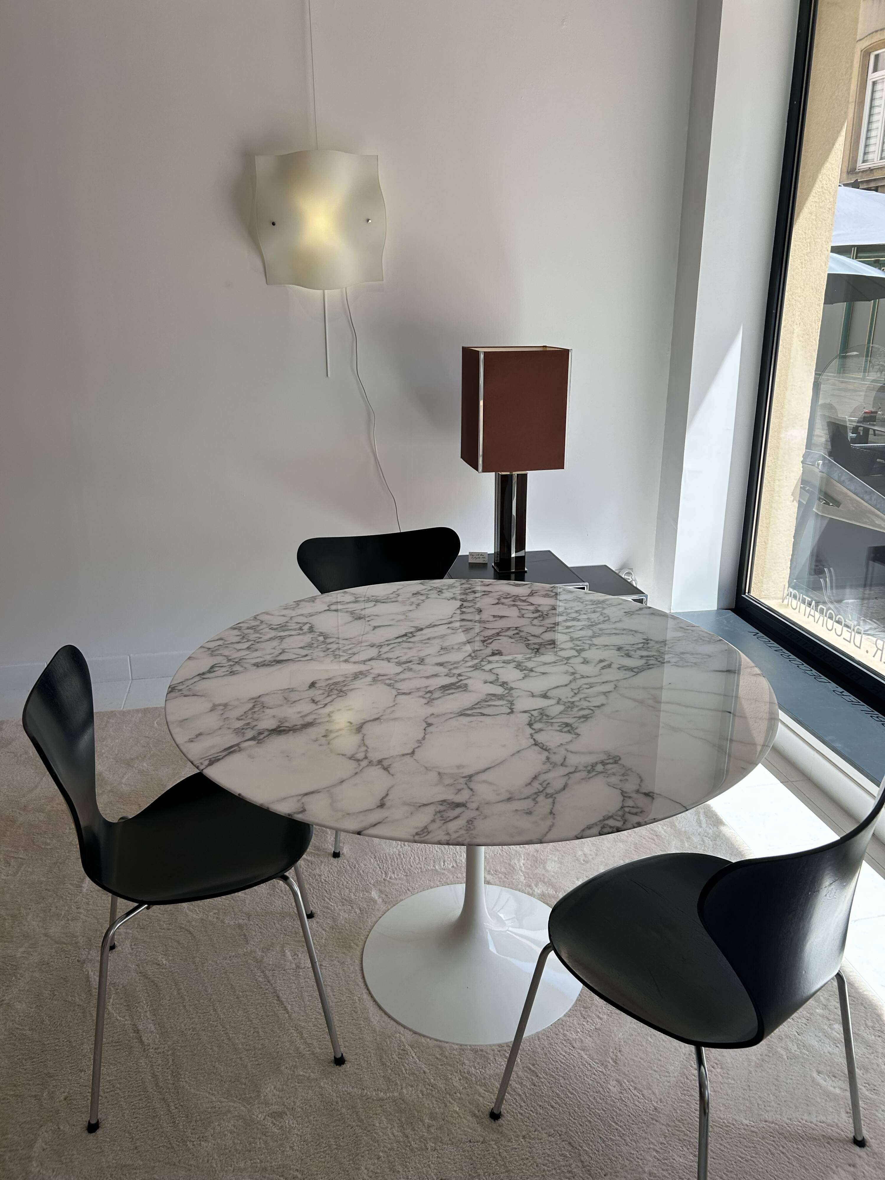 Knoll Tulip Saarinen round table with Arabescato marble