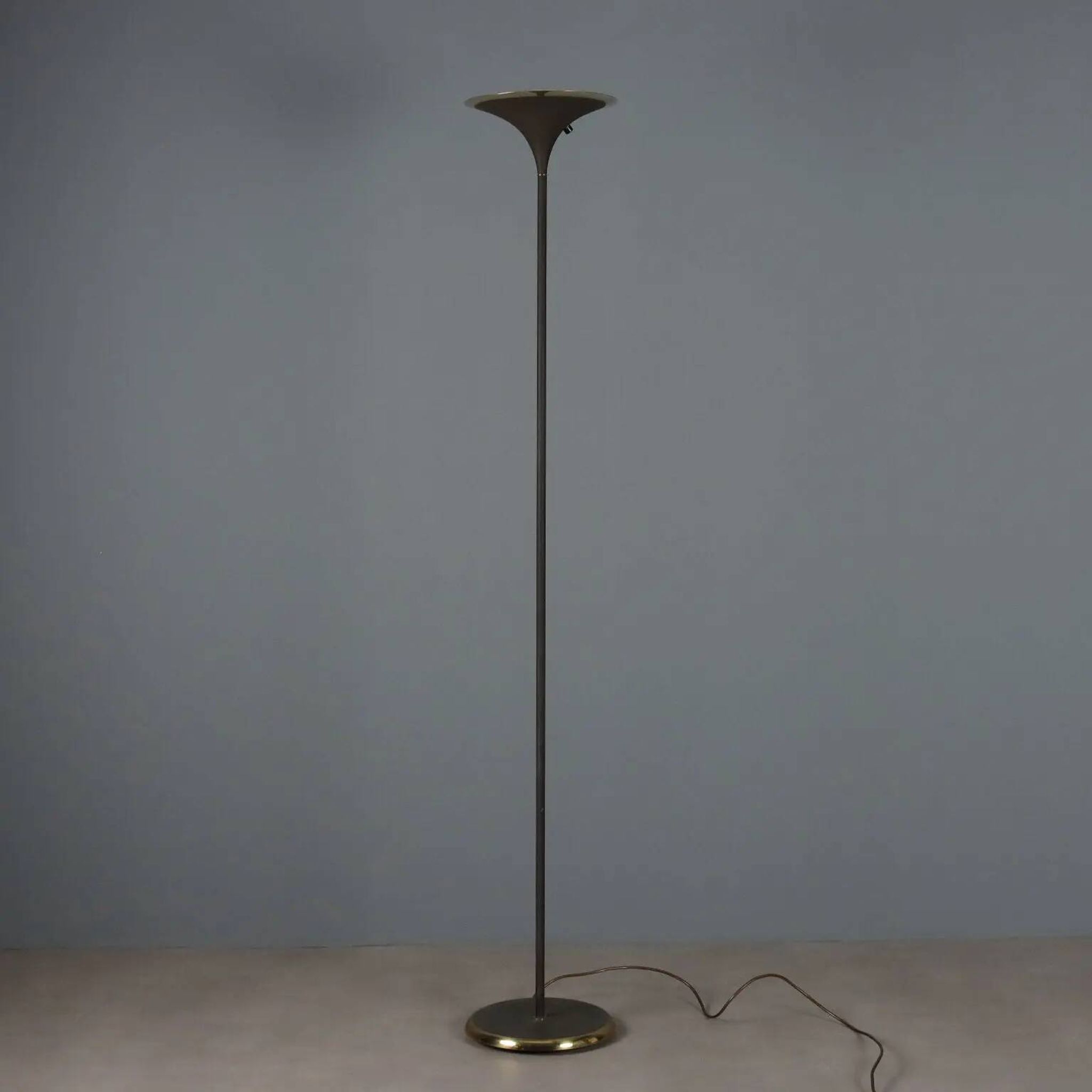 Vintage floor lamp in enamelled metal and brass, design, Italy, 1980s