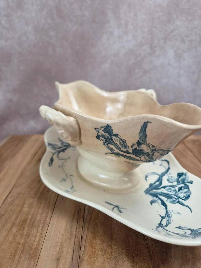 Saucière ancienne Gien Iris en terre de fer, fin XIXe siècle