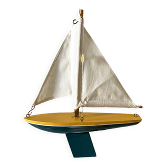 Petit voilier en bois, jolies couleurs