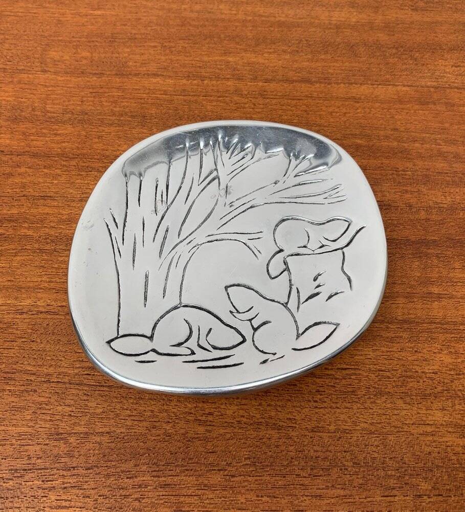 Vintage Canadian metal bowl with beaver decoration by Hoselton.