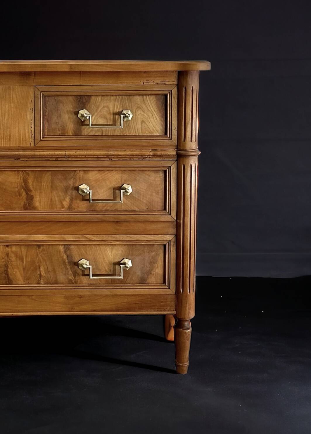 Commode de style Louis XVI en merisier