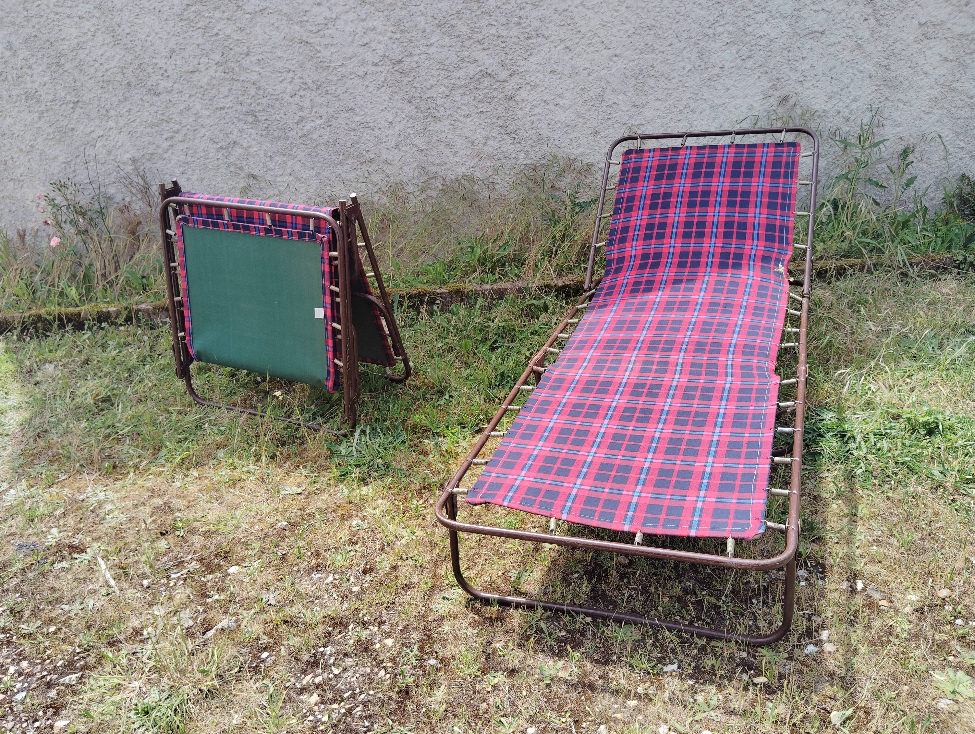Set 2 camp beds, vintage deckchair.