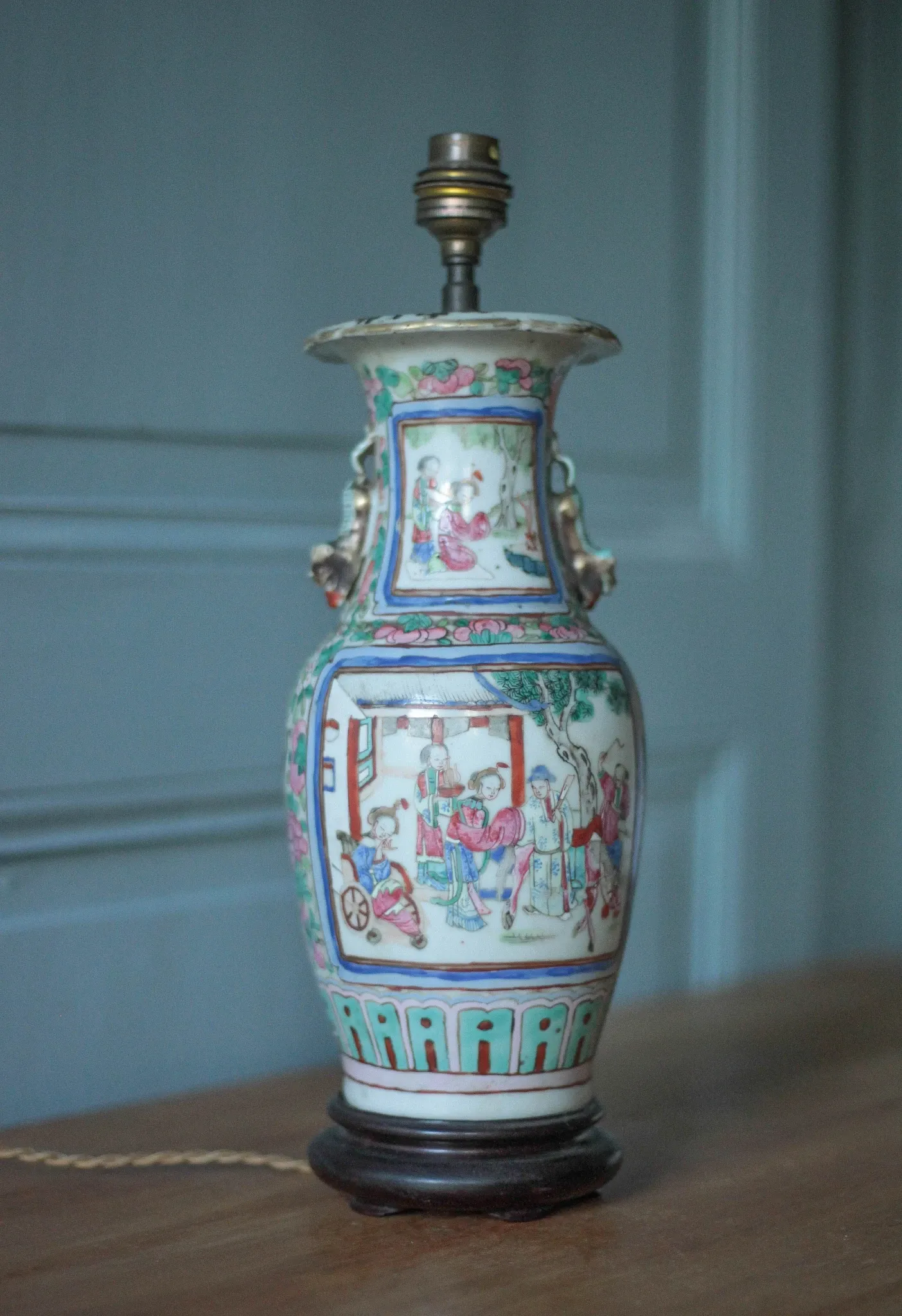 Pied de lampe de table en porcelaine de Canton, décor polychrome, Chine