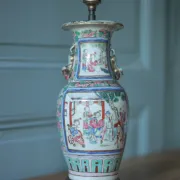 Pied de lampe de table en porcelaine de Canton, décor polychrome, Chine
