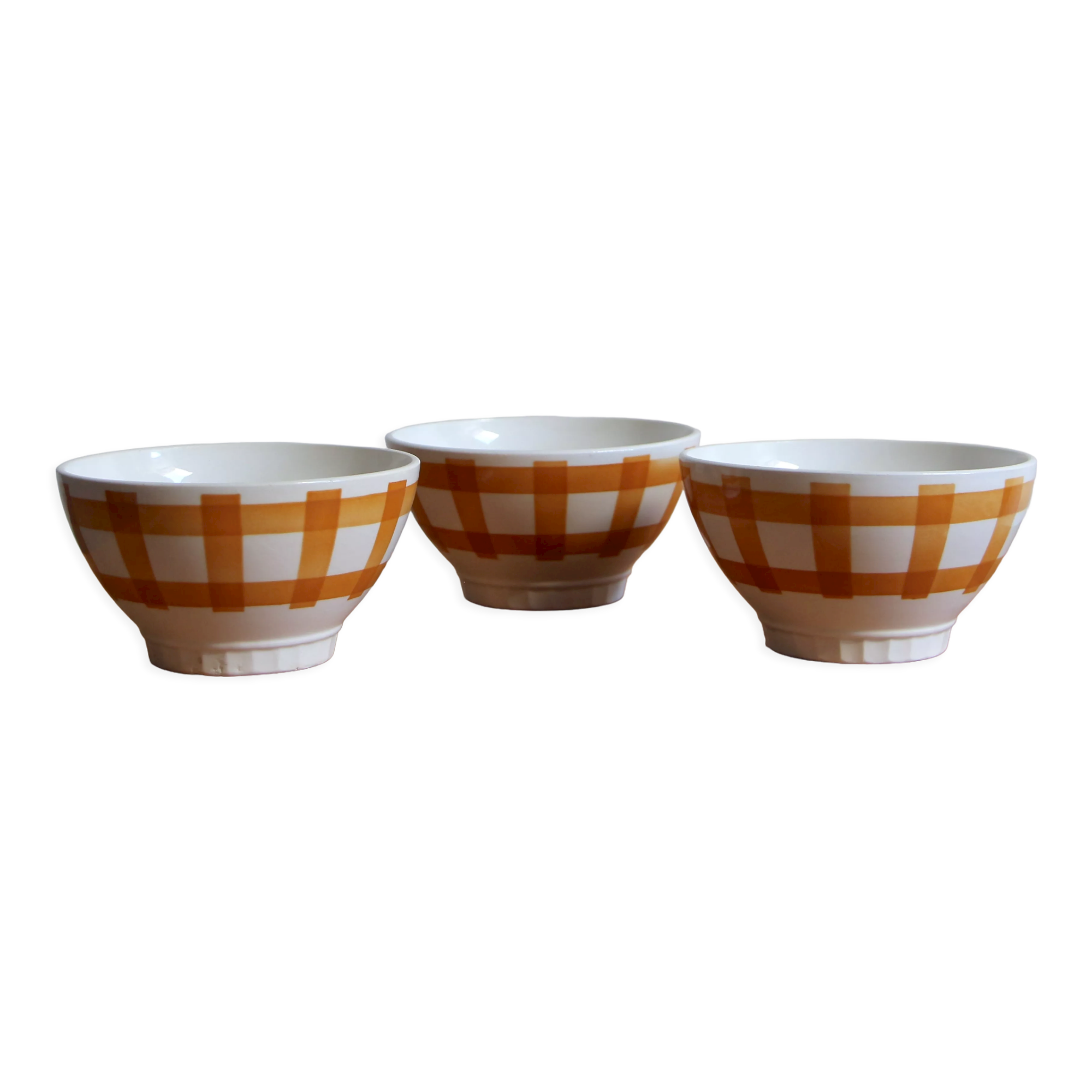 3 checkered bowls