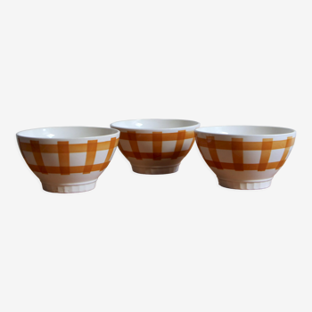 3 checkered bowls