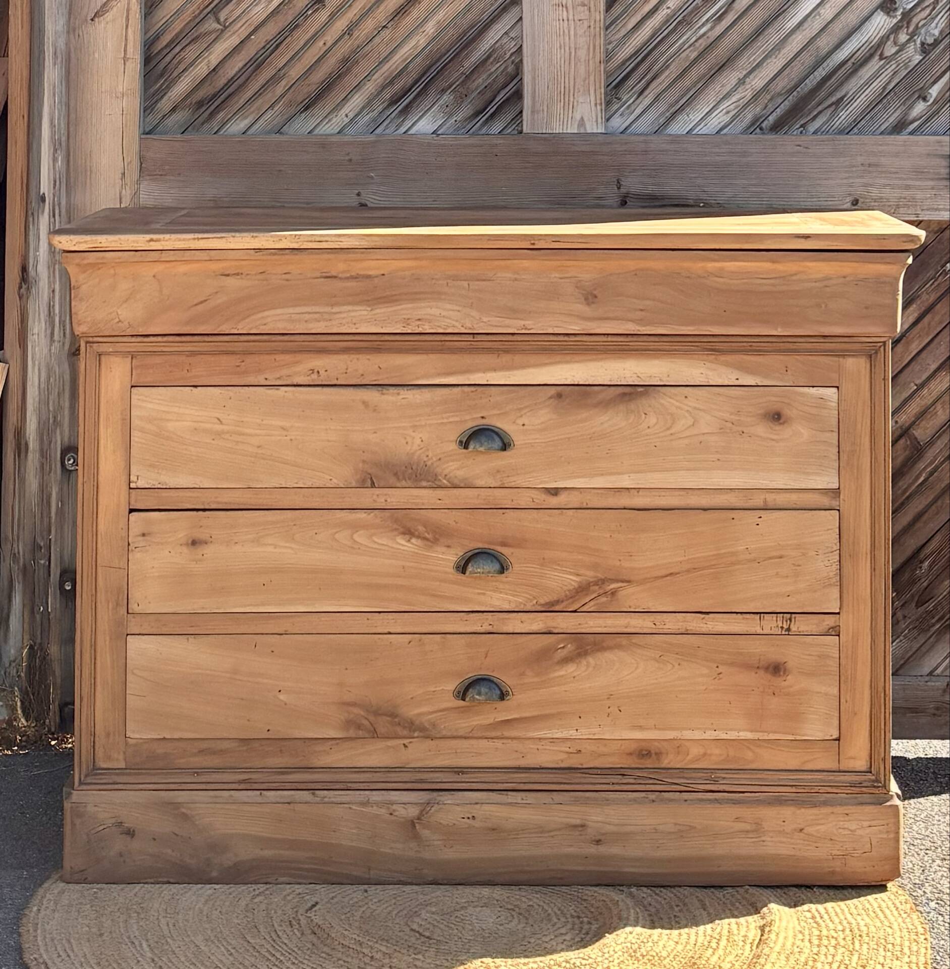 Antique chest of drawers with 4 drawers in raw solid wood.