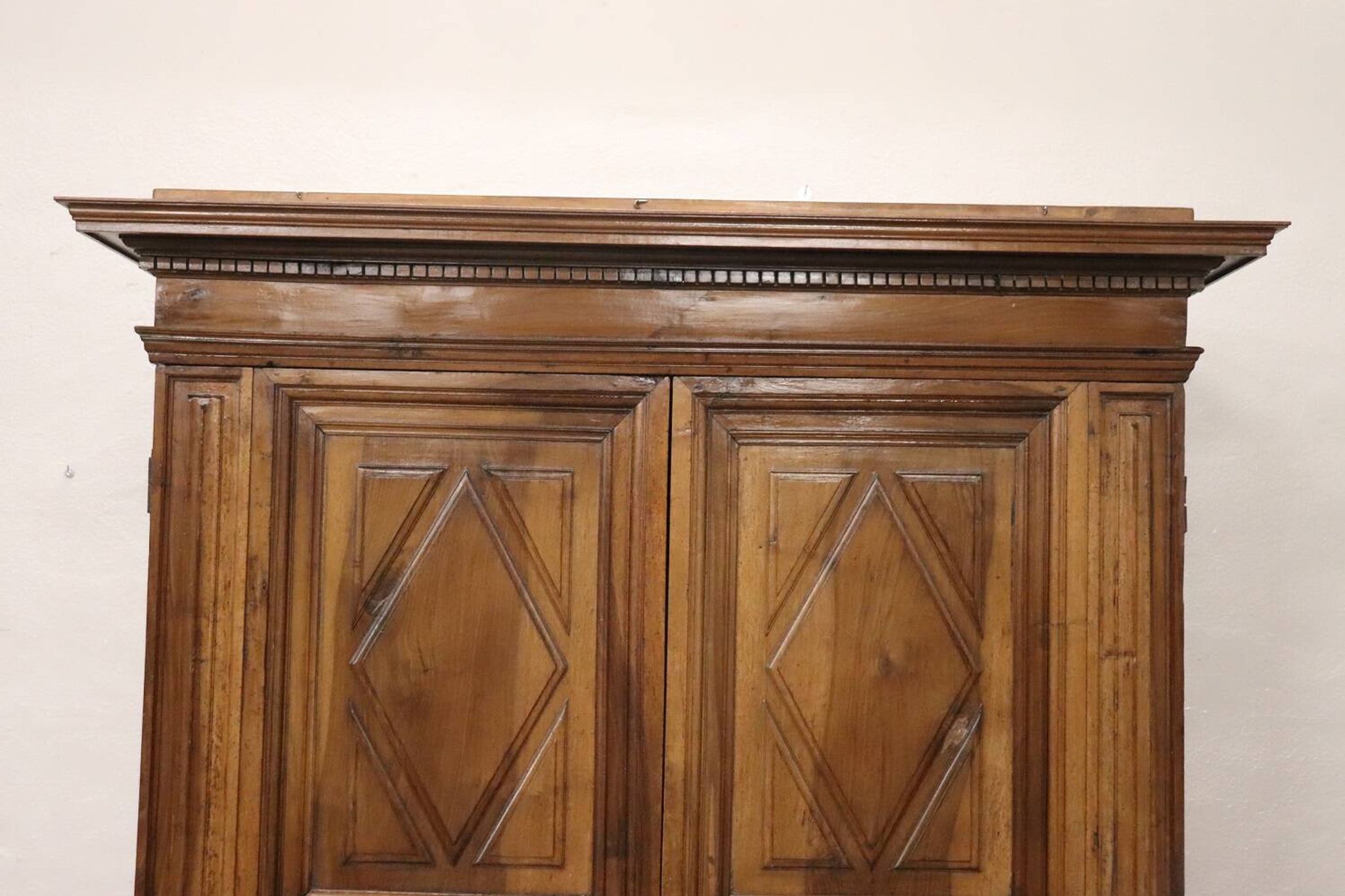 Armoire à Secret Du 17ème Siècle En Noyer