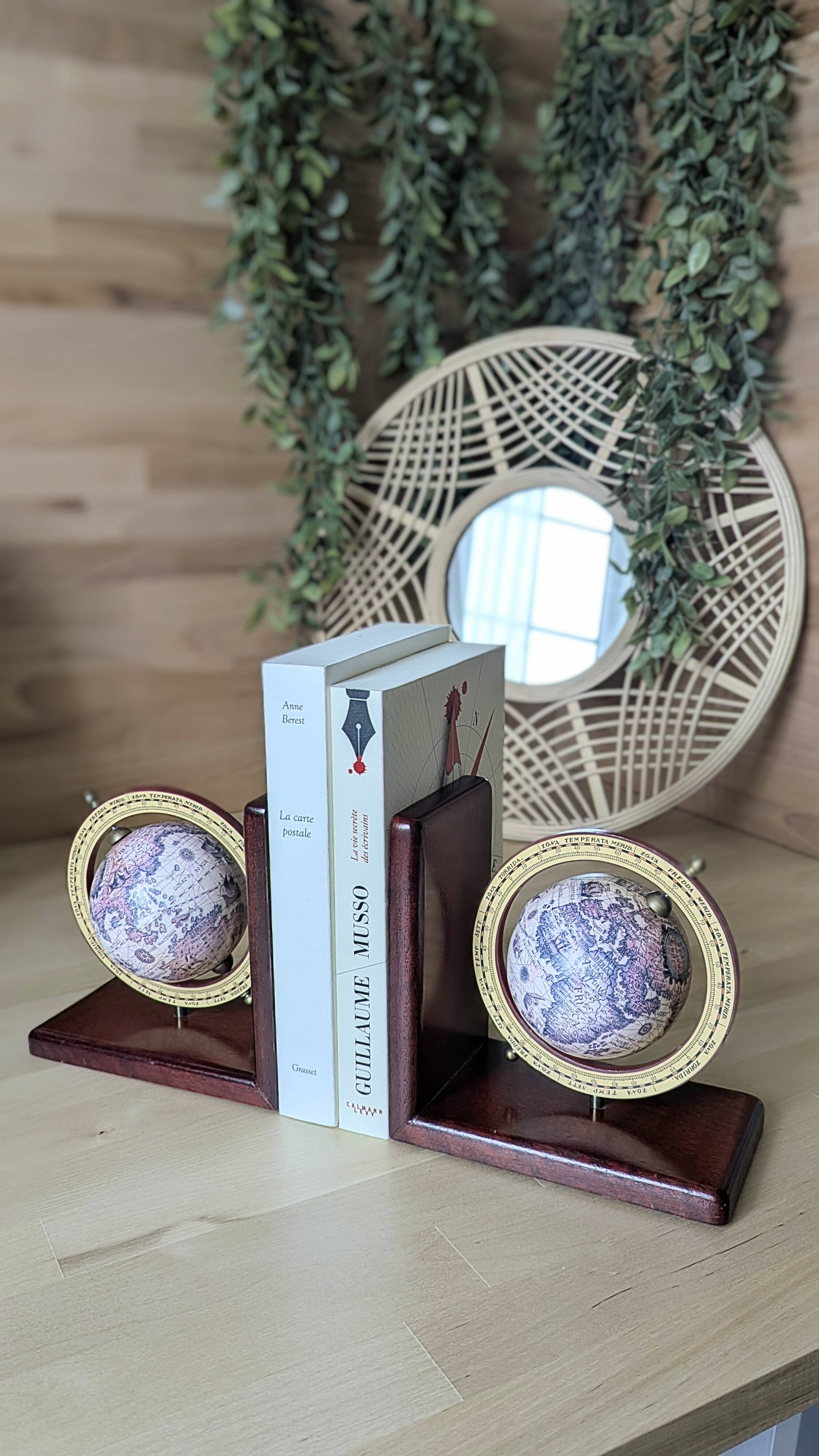 Pair of globe bookends (D-0043)