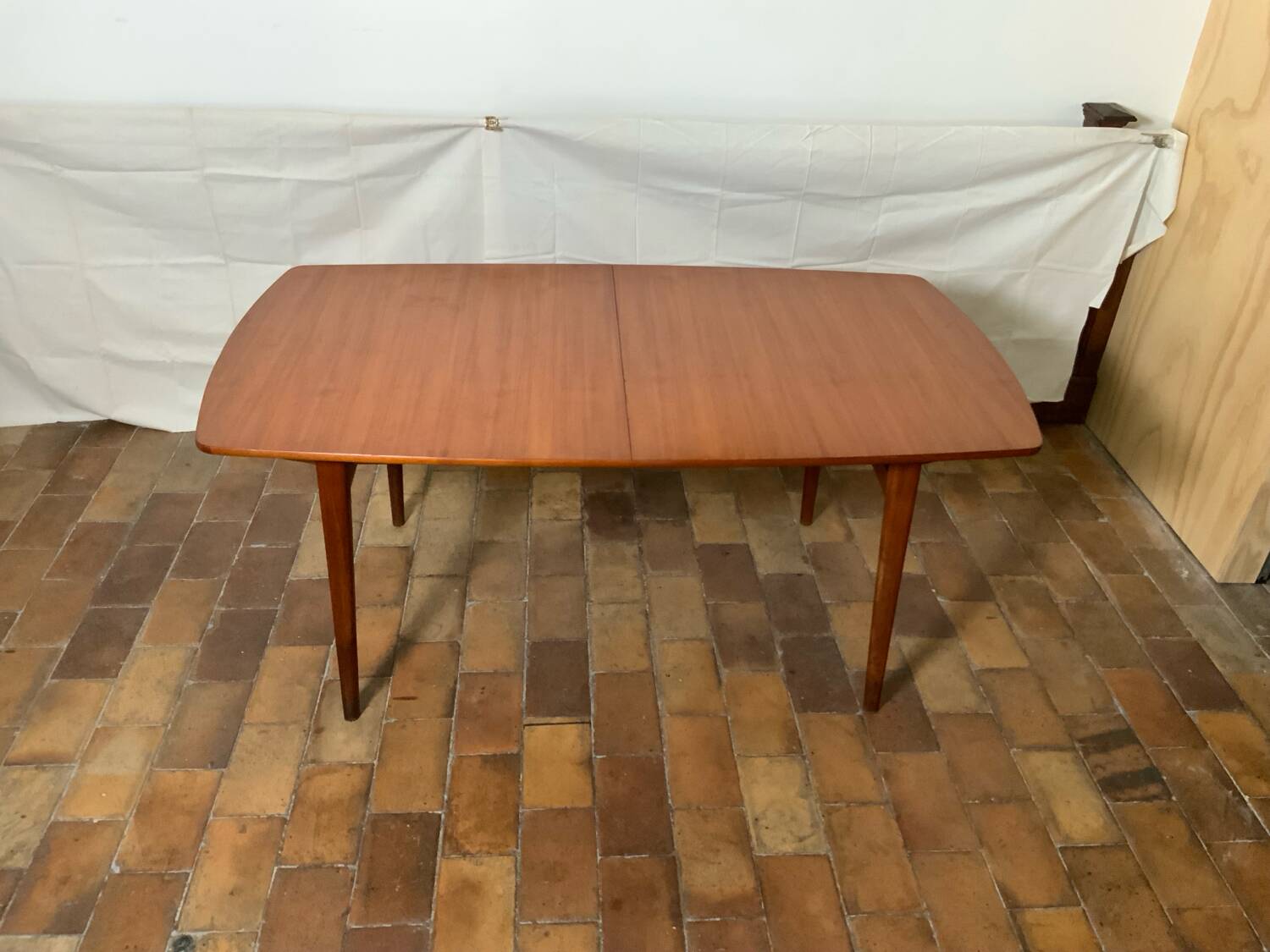 Extendable dining table