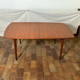 Extendable dining table