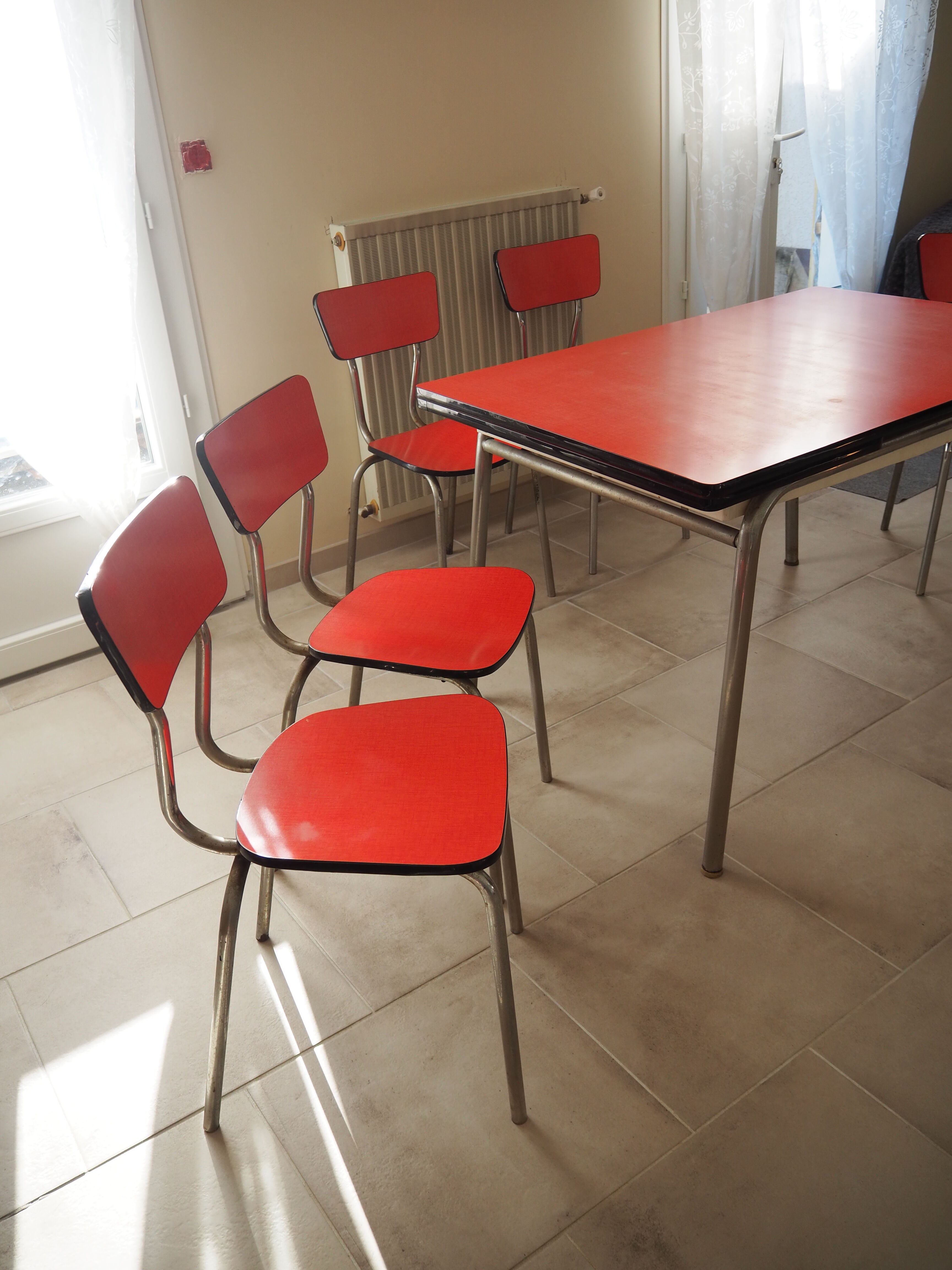 TABLE with two Italian EXTENSIONS and its 6 vintage CHAIRS of the 1970s in red color
