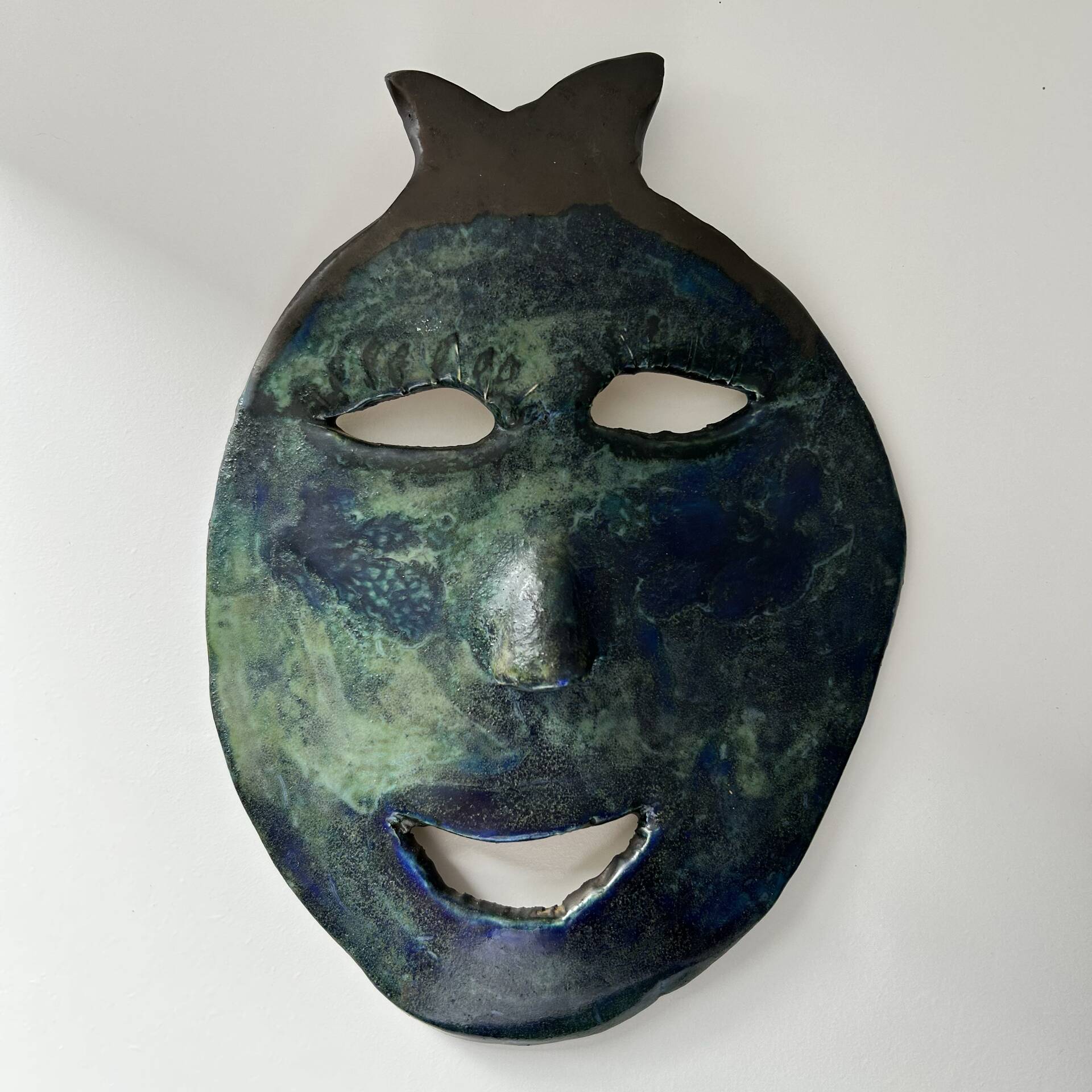 Masque brutaliste signé