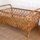 Lit d'enfant en rotin vintage