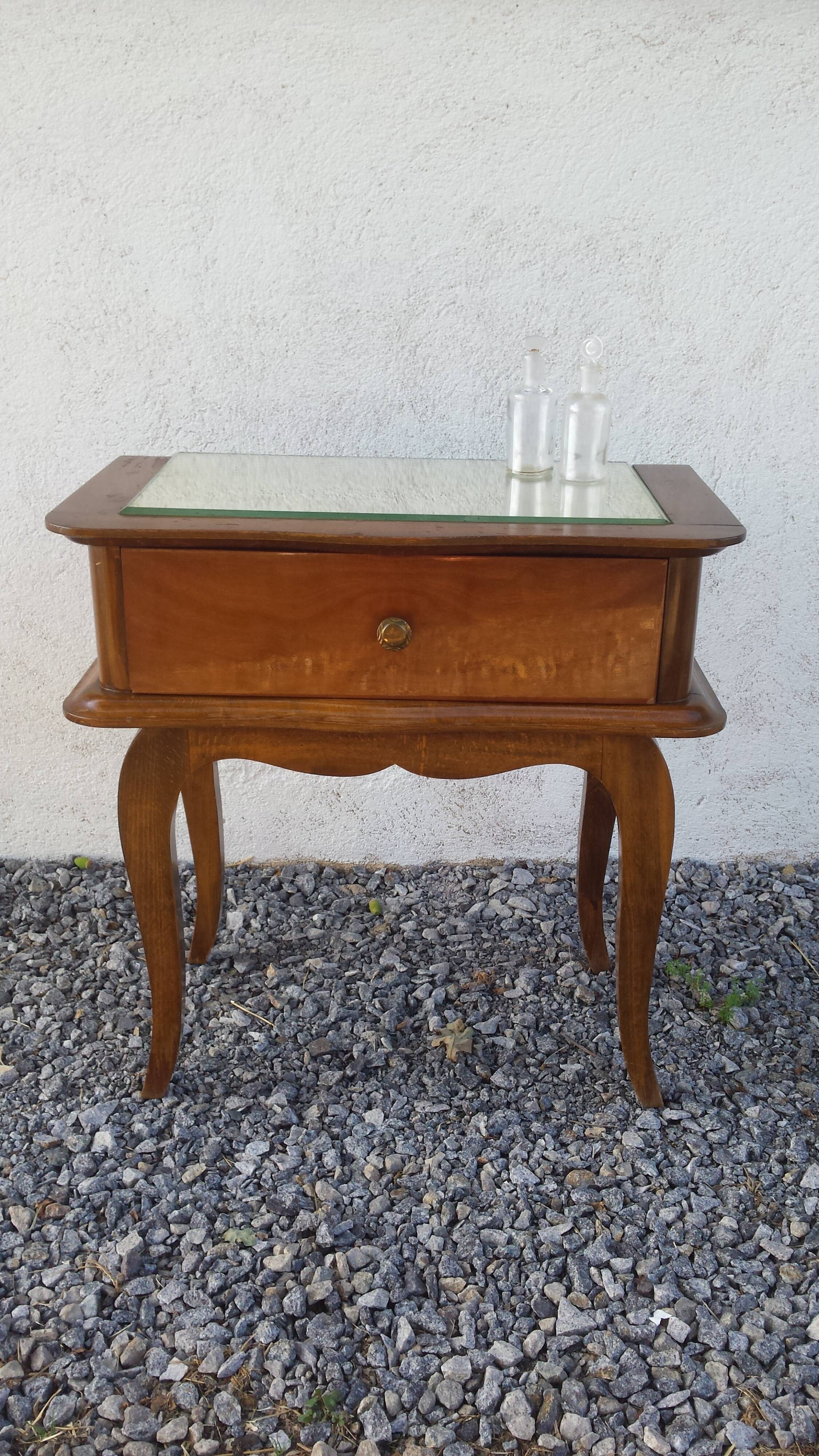 Table with rounded lines