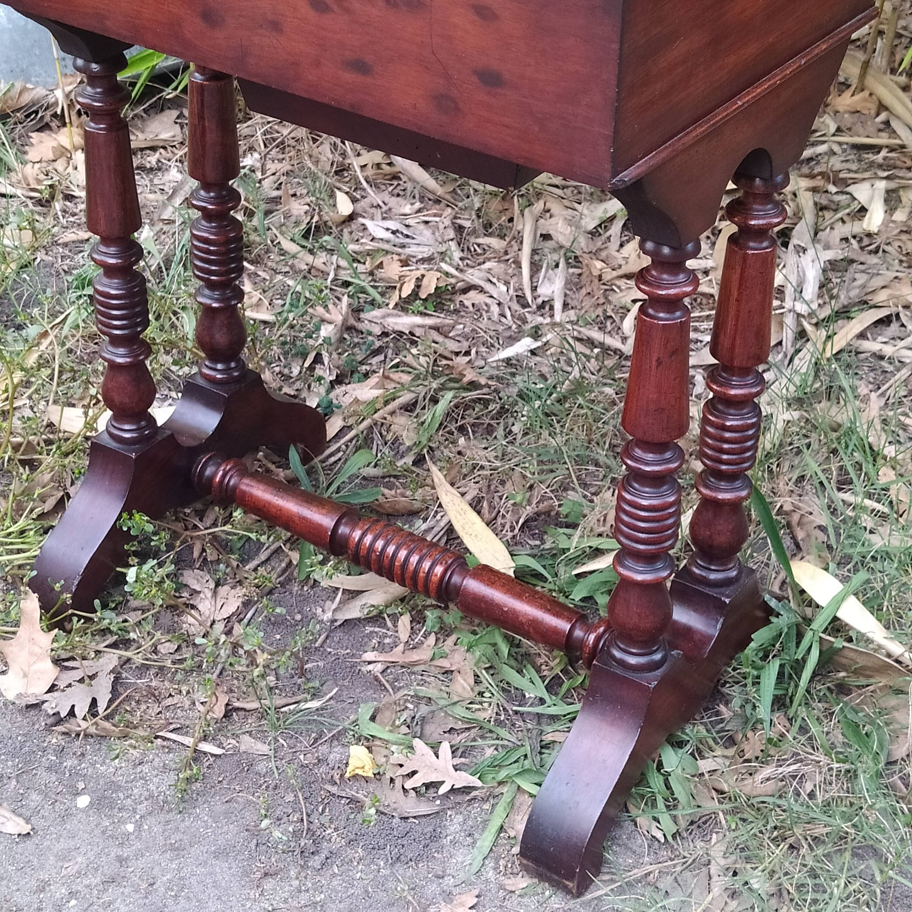 Travailleuse ou coiffeuse époque Louis Philippe