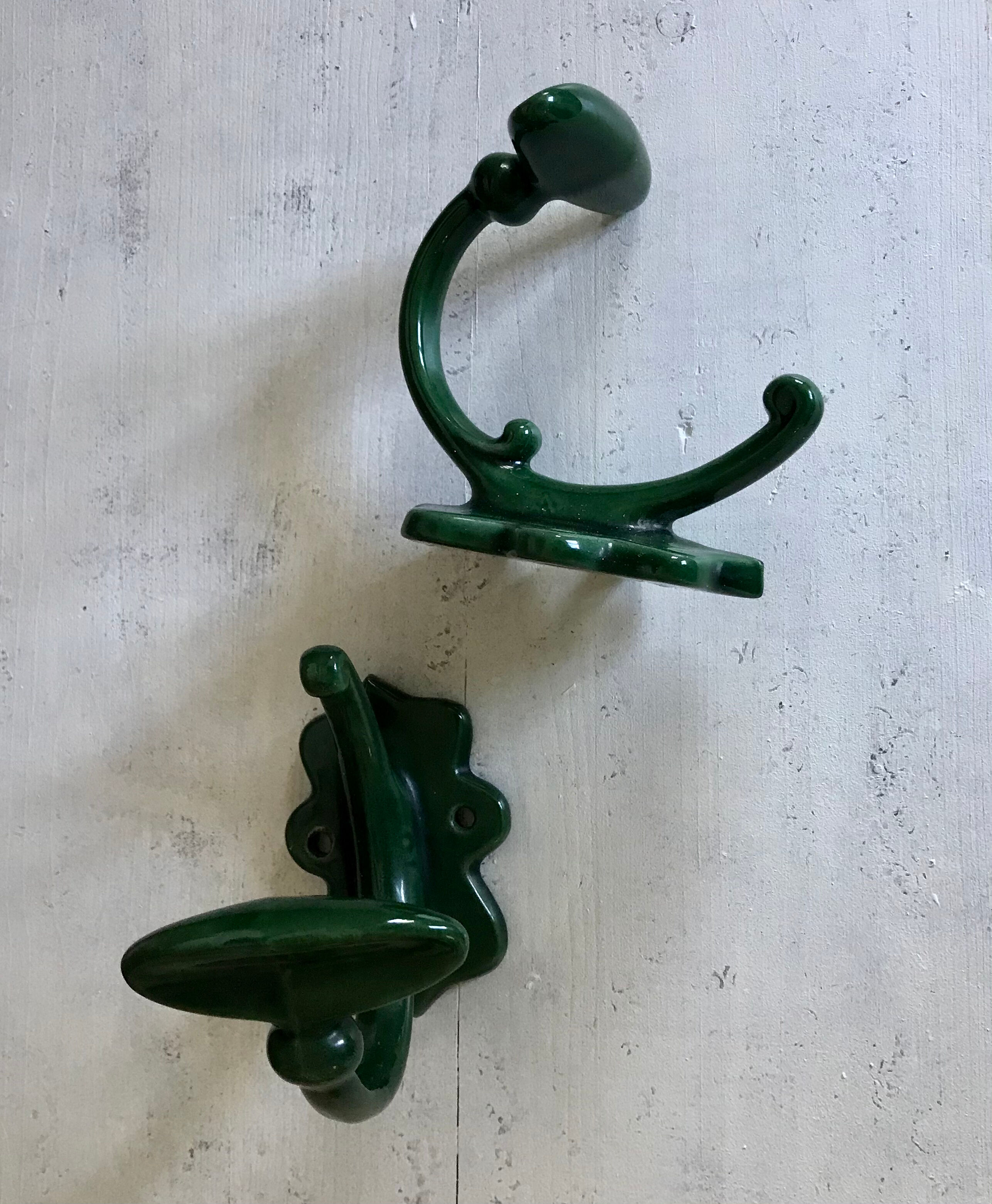 Pair of enamelled cast iron pads