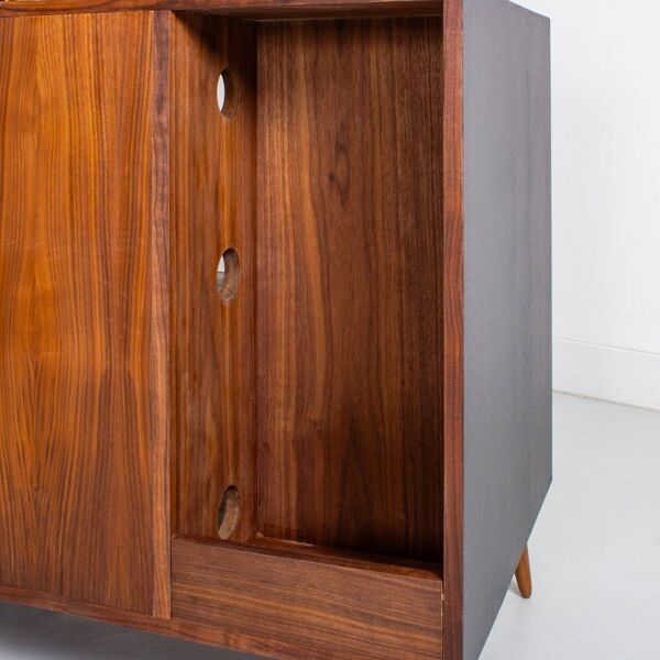 Commode en noyer et peinture noir, piétement en noyer massif