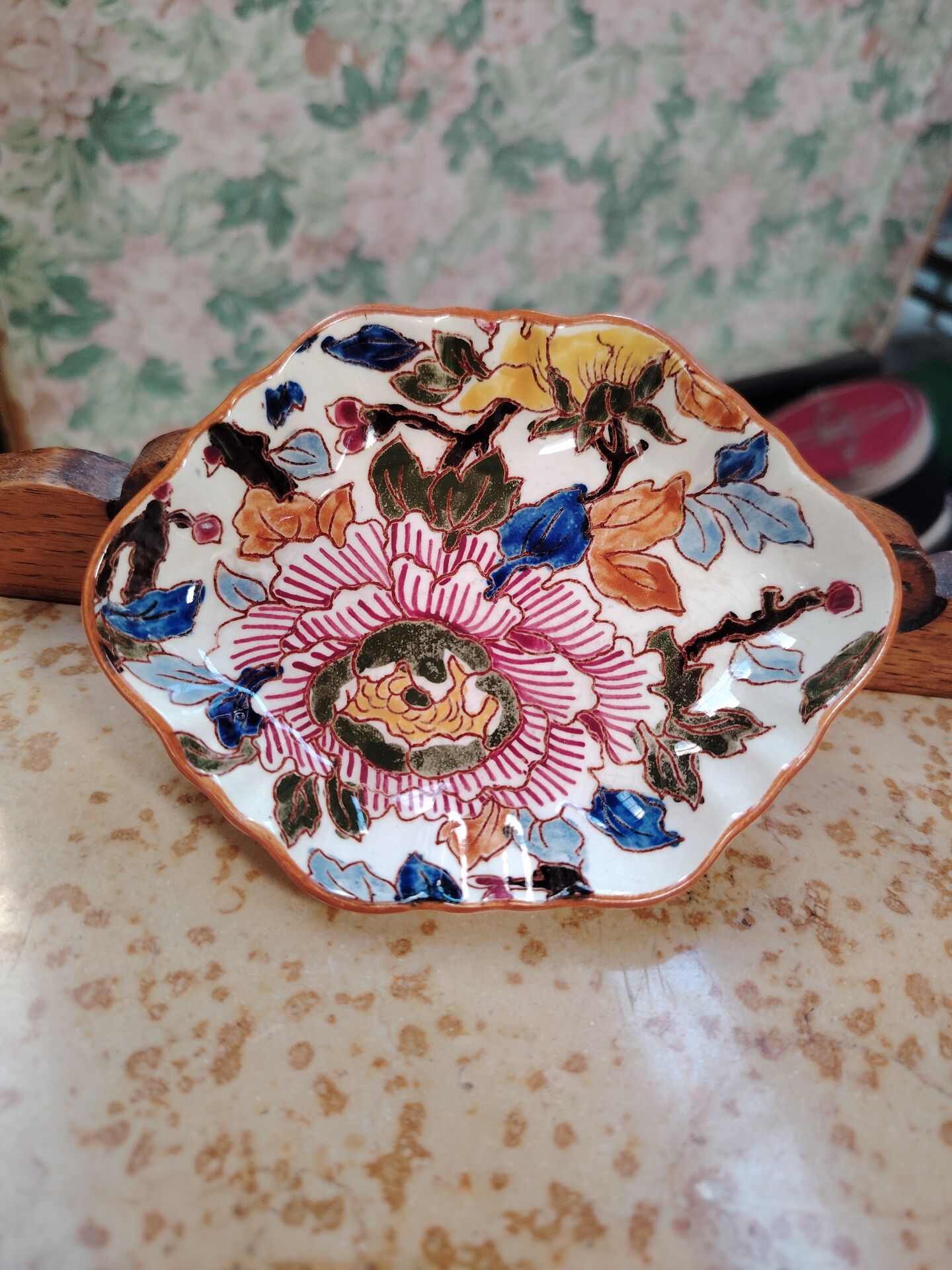 Empty pocket dish in Gien earthenware with peony decoration.