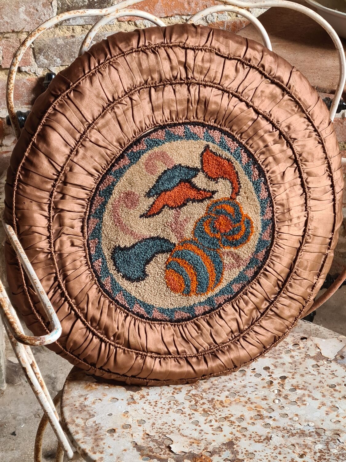Round art deco cushion