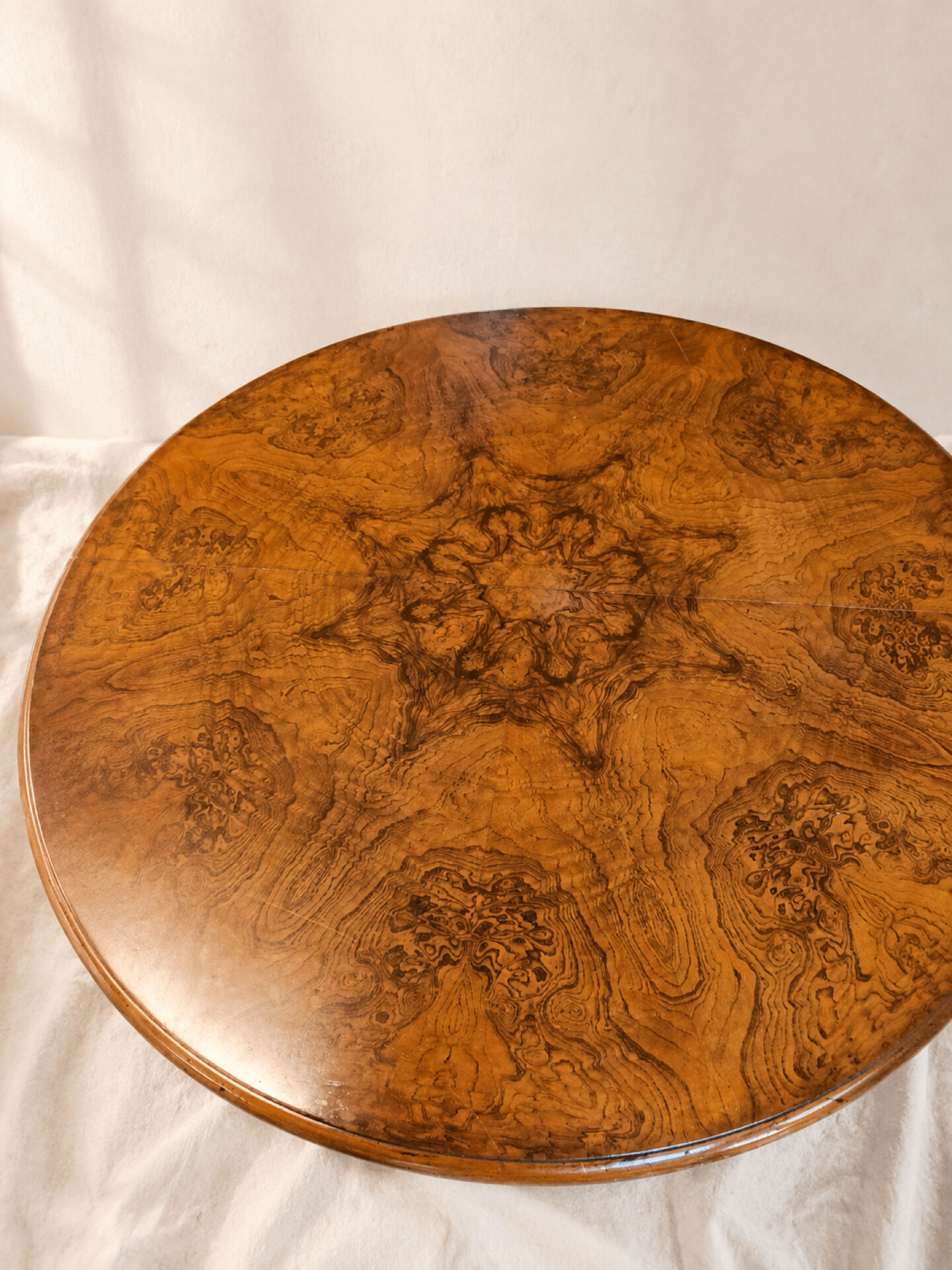 Table ronde extensible en loupe de bois aux magnifiques veinage