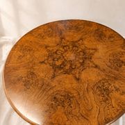 Extendable round table in wood burl with beautiful grain.