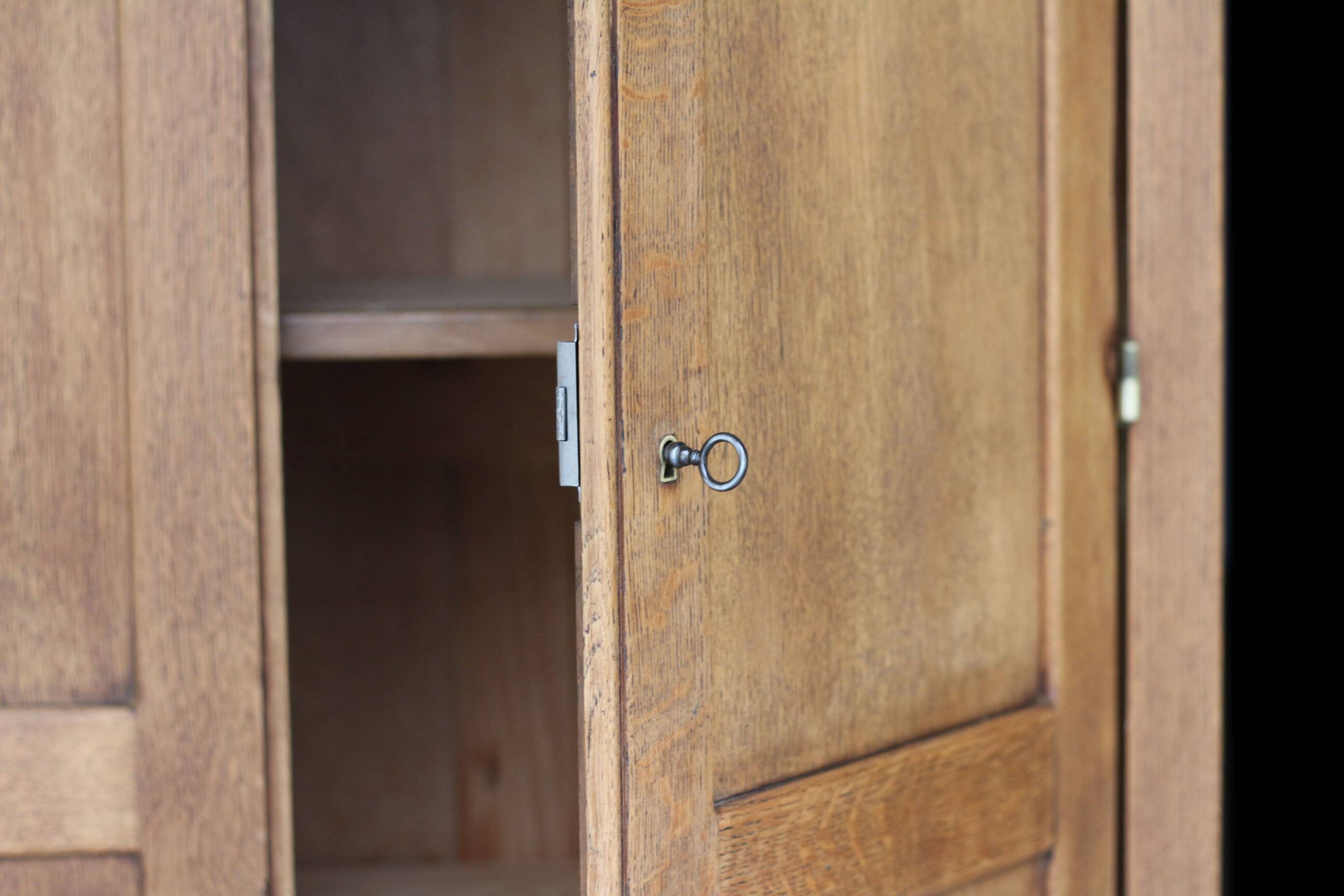 Rare primary school armoire in solid oak. 1920s/30s. Superb condition.