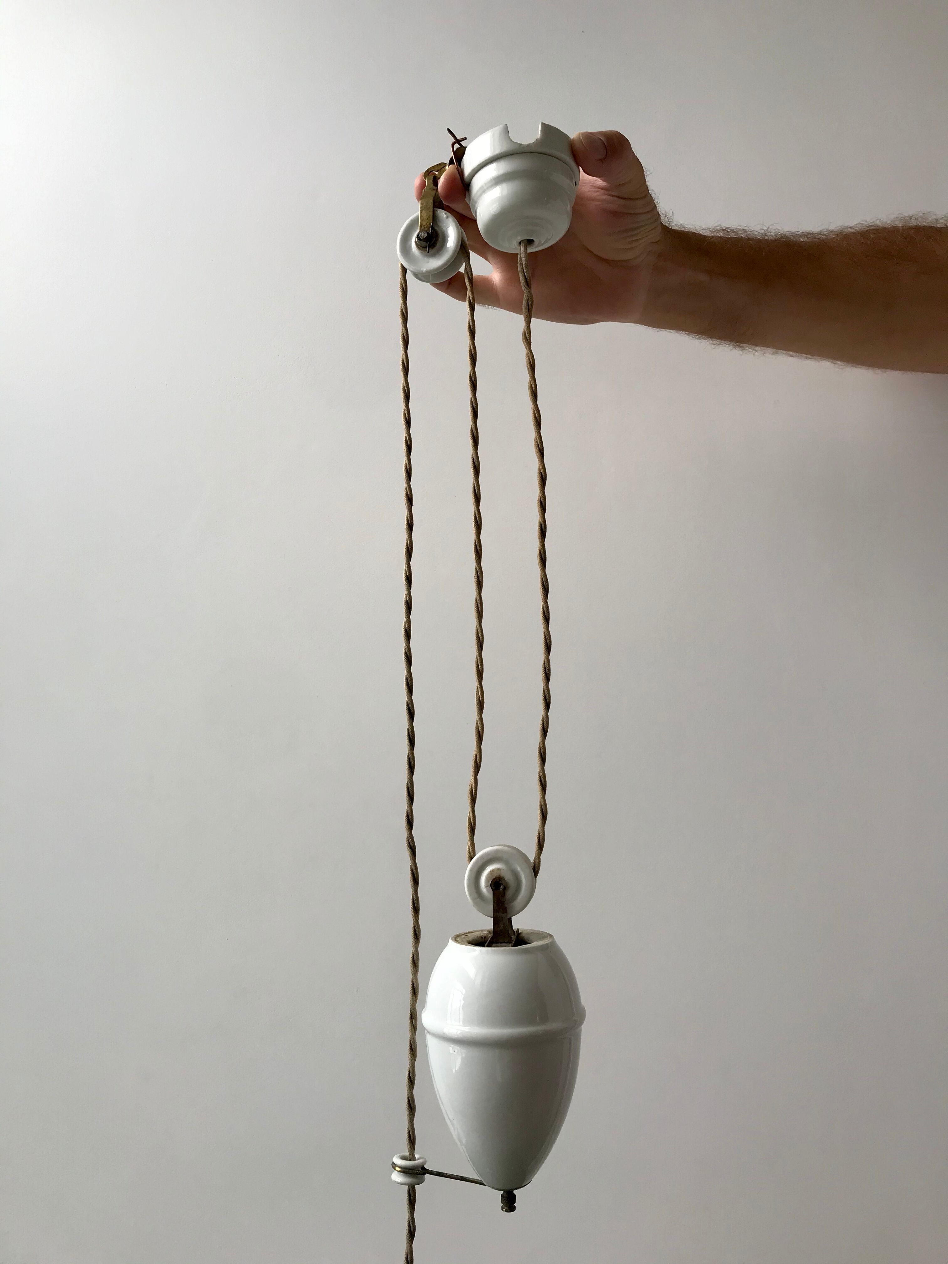 Suspension monte et baisse en tôle émaillée verte ancienne