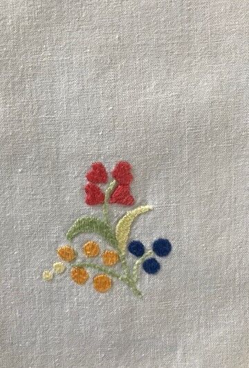 Nappe ancienne brodée fleurs bord festonné