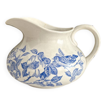 Broc joufflu ancien en terre de fer décor floral oiseaux